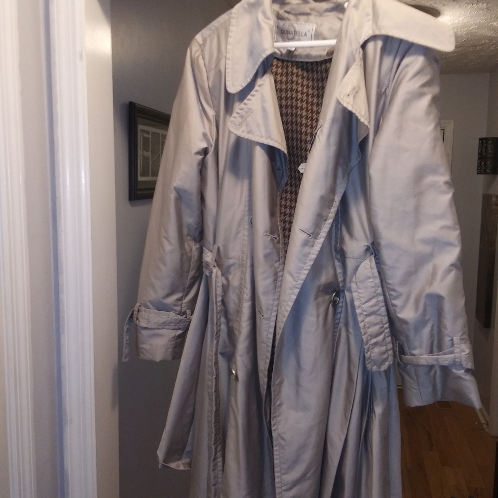 Beige Donatella trench/rain coat